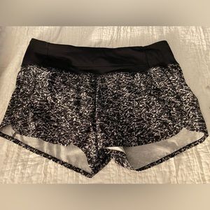🏃🏼🏃🏼Lululemon Black and White speckled shorts